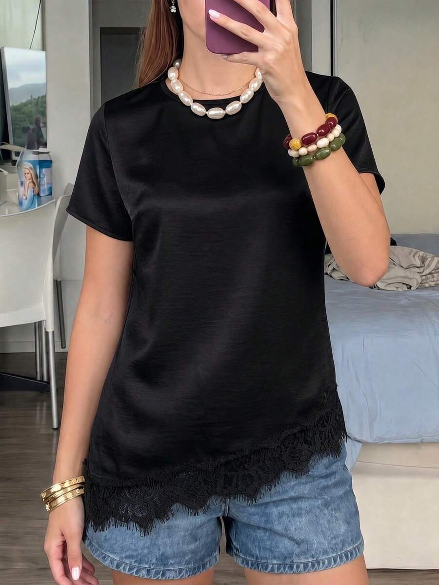 Blusa casual de mujer de satén blanco con manga corta, cuello redondo y patchwork de encaje, adecuada para el uso diario y el ocio, verano negro, estética - Negro - Ver 1