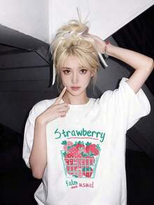 Nueva Colección Primavera/Verano 2026: Ropa Elegante de Mujer con Hombros Descubiertos, Sexy, Estilo K-Pop, Camiseta de Manga Corta para Mujer, Diseño Divertido con Patrón de "Strawberry""Farm Not Usual", Ropa Casual Diaria Transpirable y Cómoda - Blanco - Ver 2