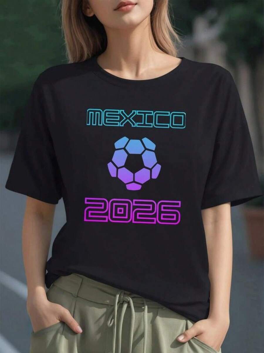 Símbolo de balón geométrico con letras MEXICO 2026 que celebra la pasión deportiva y el orgullo nacional en tonos azul y violeta camiseta para mujer 100% algodón cómoda y moderna - Negro - Ver 1