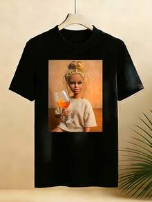 Divertida camiseta con un patrón de de una muñeca con una expresión de asco, apta tanto para hombres como para mujeres.Esta camiseta de manga corta y cuello redondo de moda es suave y cómoda. - Negro - Ver 6