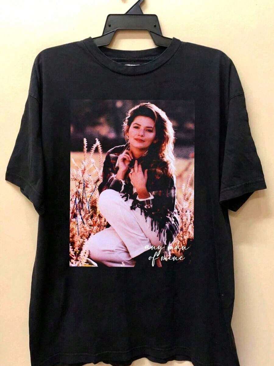 Camiseta de cuello redondo divertida para hombre y mujer de talla grande, camiseta de moda para mujer, camiseta gráfica de música country de Shania Twain para hombre y mujer - Cuello redondo negro de manga corta con estampado vibrante de Shania Twain, camiseta casual de corte holgado para conciertos, fiestas y atuendos casuales - Diseño de inspiración oficial de country pop para adultos y adolescentes (unisex). - Negro - Ver 1