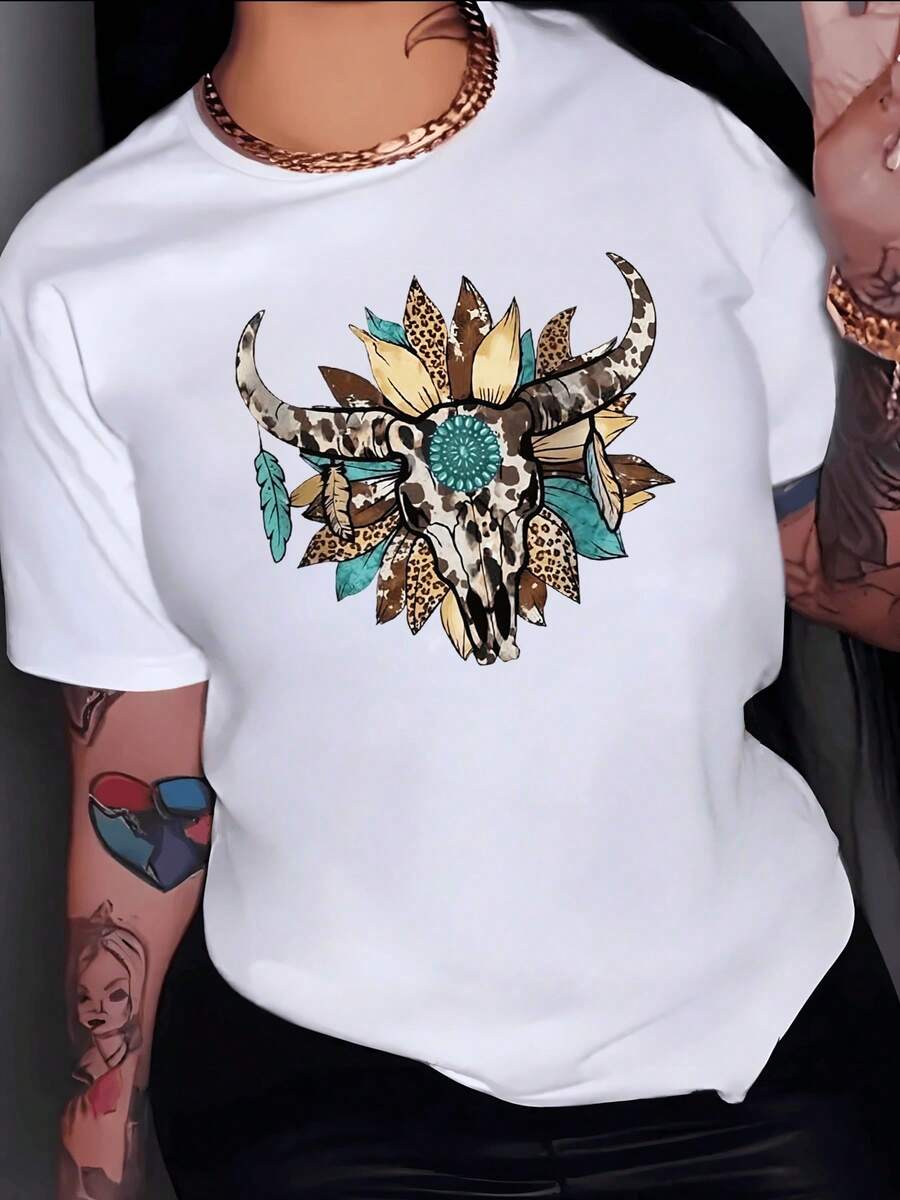Bull Skull With Curved Horns Surrounded By Golden Petals And Turquoise Feathers Symbolizing Strength, Nature And Free Spirit. Modern Casual Women's T-Shirt - 白色 - 查看 1