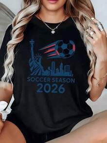 Balón de fútbol en movimiento junto a la Estatua de la Libertad y el horizonte urbano simbolizando la pasión global por el torneo de 2026 camiseta de mujer casual moderna ideal para fanáticas del deporte - Negro - Ver 6