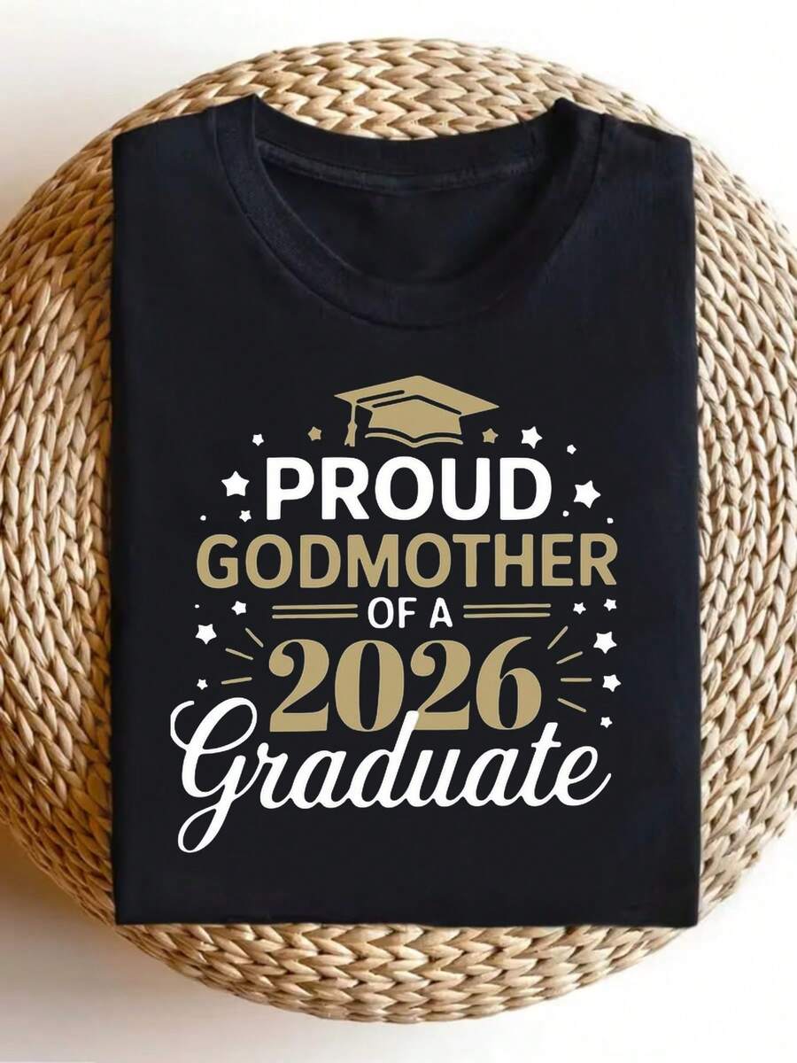 Camiseta "Abuela Orgullosa de la Clase de 2026", con diseño de birrete de graduación dorado y estrella moderna, cómoda camiseta de manga corta con cuello redondo, adecuada para fiestas de graduación, Navidad y como regalo del Día de la Madre para la Clase de 2026, transpirable. Una camiseta de manga corta ideal para el hogar, uso diario, fiestas y viajes-perfecta como regalo para amigos o familiares. - Negro - Ver 1