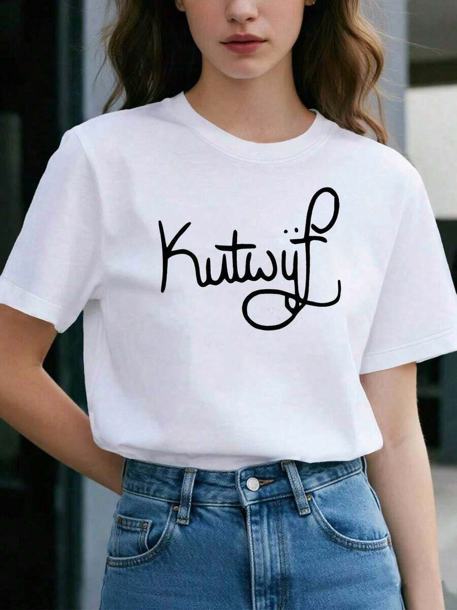 Camiseta de Mujer con Cuello Redondo, Estampado Temático Personalizado en Árabe, Texto Artístico Escrito a Mano, Decoración Casual, Manga Corta, Ropa Personalizada para Amantes de la Cultura, Top para Mujer, Talla Estándar, Camiseta Casual Transpirable y Ligera de Manga Corta - Blanco - Ver 1