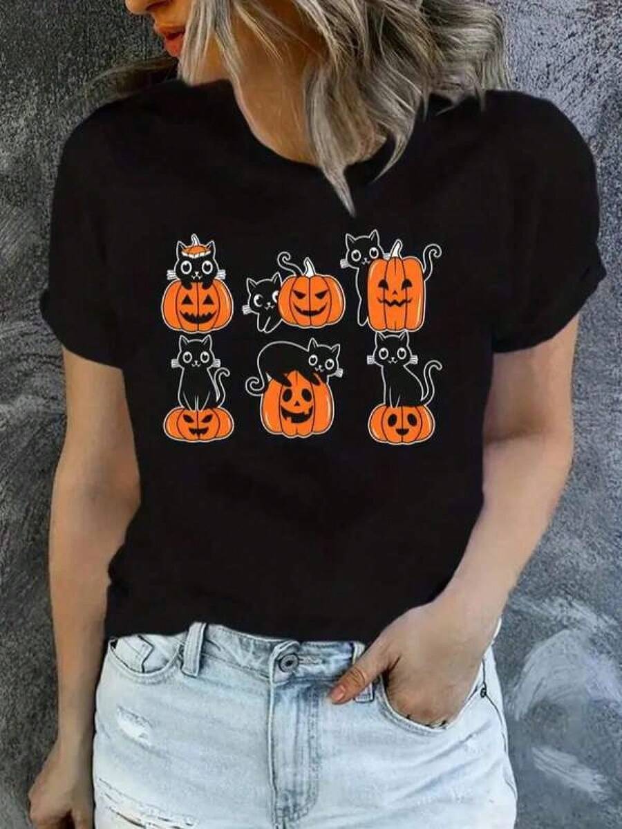 New 2026 Camiseta de Halloween para mujer - Lindo gato negro y calabazas con luces de Halloween - Ropa suave para uso diario y fiestas - Parte superior de traje de otoño no aterrador - Camiseta casual de cuello redondo para fiestas de Halloween, regalos y uso todo el año, ropa de Halloween, idea de regalo festiva, diseño juguetón, ajuste cómodo, ropa de vacaciones, impresión duradera, camiseta de manga corta, compradores de regalos Camiseta de Halloween para Mujer Talla Grande - Diseño Gótico de Casa Encantada y Calabazas - Ropa Cómoda y Transpirable para Fiestas, Atuendos de Otoño Espeluznantes, Moda Temporal, Manga Corta, Ropa Casual para Halloween Mujer estilo urbano estampado gráfico suelto cuello redondo manga corta otoño casual camiseta - Negro - Ver 1