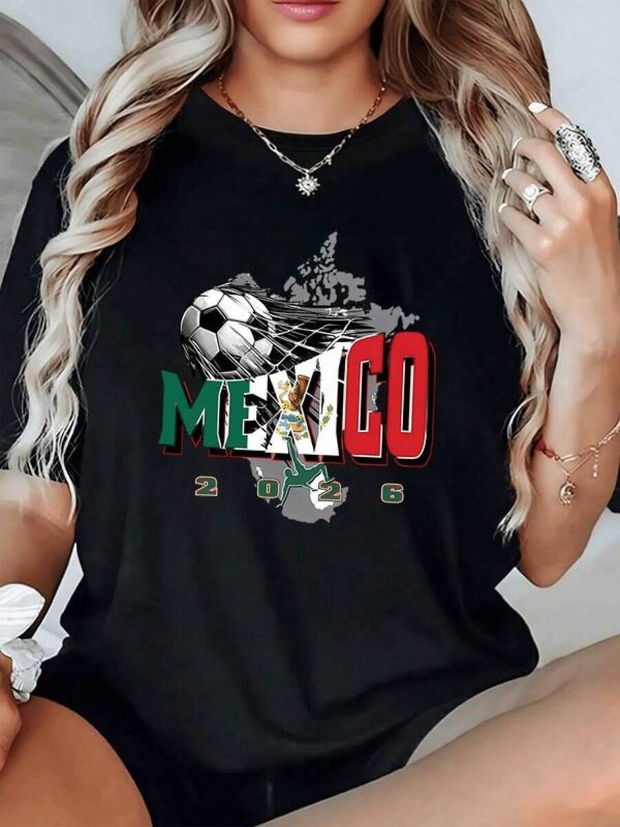 Balón de fútbol cruzando la red junto al mapa de América del Norte y la palabra México 2026 simbolizando pasión y unidad deportiva camiseta de mujer casual cómoda para verano - Negro - Ver 1