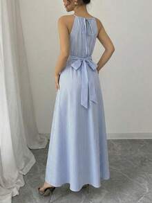 Vestido largo de verano de mujer con cuello halter, hombros abiertos, drapeado asimétrico y estampado, en bloque de color negro y blanco - Azul y blanco - Ver 2