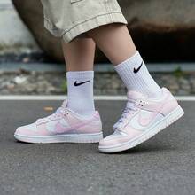 Nike Giày thể thao nữ cổ thấp DUNK LOW, có đệm êm ái và thoải mái, phù hợp cho cả thể thao và thường ngày. - Trắng/Hồng - Xem 6