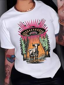 A Scene Where A Cow Remains Under A Mysterious Craft That Emits Orange Beams Of Light Among Tall Pine Trees, Evoking A Surreal Moment In The Forest. A Modern Women's T-Shirt With An Artistic And Urban Touch. - 白色 - 查看 1