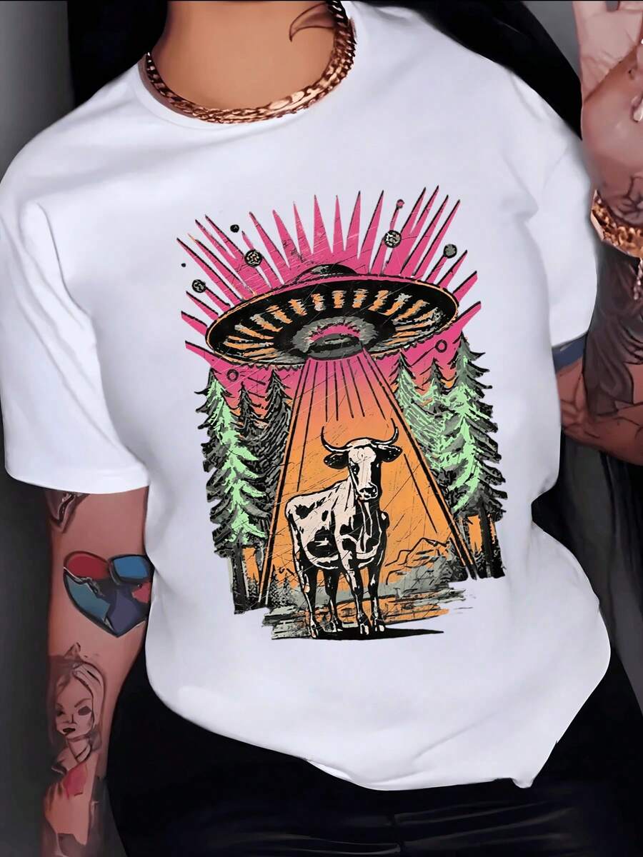 A Scene Where A Cow Remains Under A Mysterious Craft That Emits Orange Beams Of Light Among Tall Pine Trees, Evoking A Surreal Moment In The Forest. A Modern Women's T-Shirt With An Artistic And Urban Touch. - 白色 - 查看 1