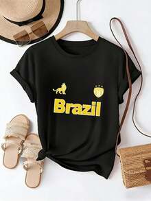 Camiseta de mujer de corte regular, 100% algodón, con temática de fútbol brasileño, que presenta el texto "Brasil" en amarillo, un estampado de león y el logotipo del equipo. Una camiseta casual y transpirable para el verano, perfecta para fiestas, esperas en la  y como regalo para los aficionados al fútbol. Ropa casual para el día a día en verano. - Negro - Ver 1
