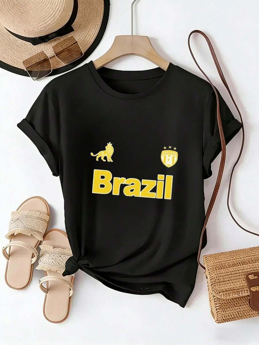 Camiseta de mujer de corte regular, 100% algodón, con temática de fútbol brasileño, que presenta el texto "Brasil" en amarillo, un estampado de león y el logotipo del equipo. Una camiseta casual y transpirable para el verano, perfecta para fiestas, esperas en la y como regalo para los aficionados al fútbol. Ropa casual para el día a día en verano. - Negro - Ver 1