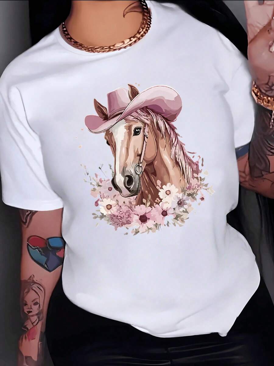 Caballo con sombrero rosado rodeado de flores suaves que simbolizan libertad fuerza y elegancia femenina en cada trazo camiseta de mujer casual cómoda para uso diario y perfecta para combinar con jeans o faldas - Blanco - Ver 1