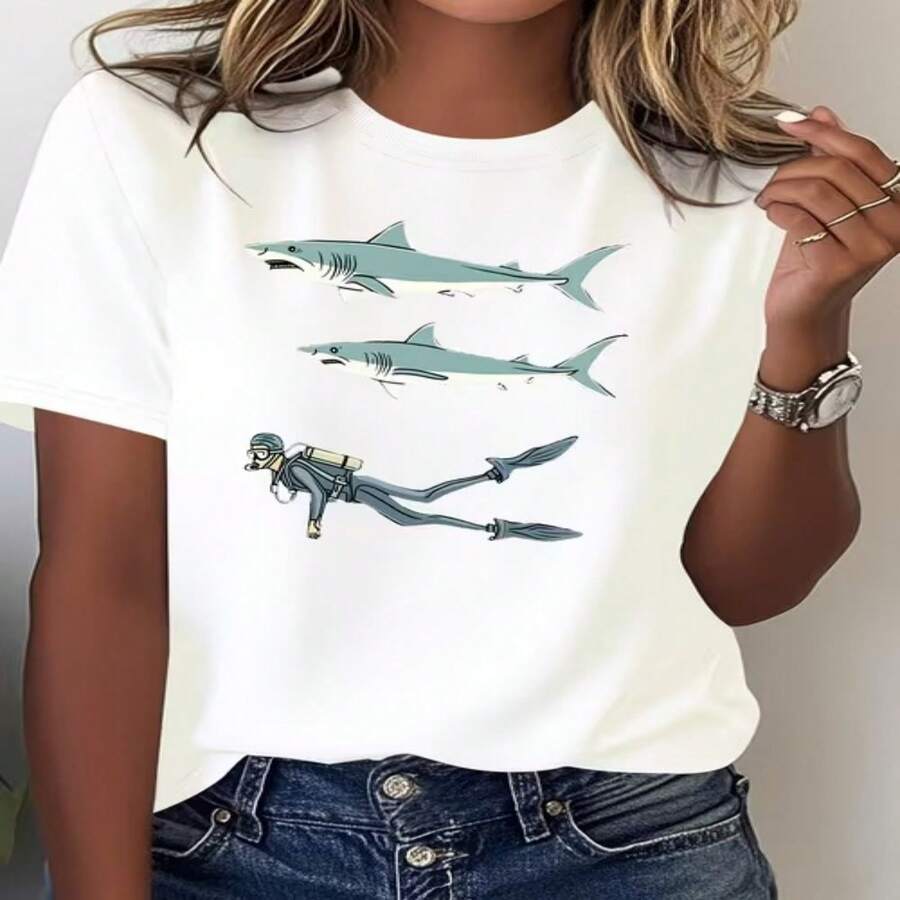 Camiseta informal de algodón para mujer, manga corta, largo regular, cuello redondo, con estampado de tiburón y buceador. - Blanco - Ver 1