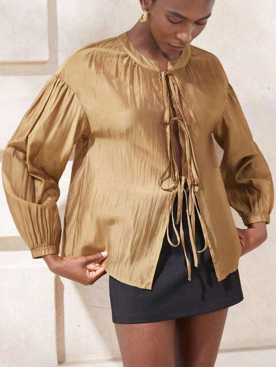 Blusa de manga larga con cuello redondo y escote en V, cintura con lazo, mangas abullonadas, camisa de seda marrón, cuello redondo con diseño de lazo, mangas largas de farol, puños elásticos, tela ligera, estilo artístico retro, adecuada para ir al trabajo, reuniones casuales, exposiciones de arte, festivales de tarde en otoño - Caqui - Ver 1