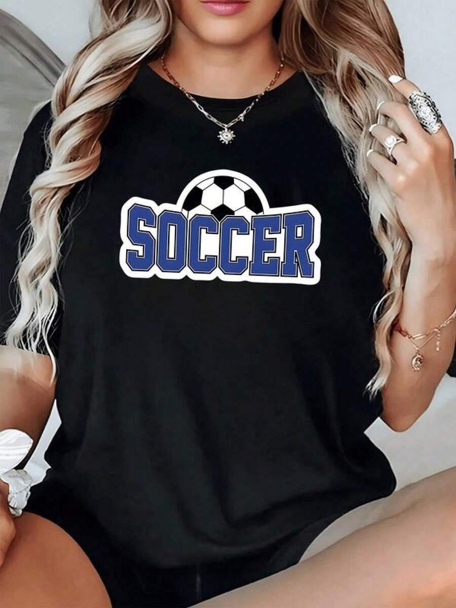 Balón de fútbol con letras grandes en tono azul que reflejan energía fuerza espíritu deportivo y pasión por el juego camiseta de mujer casual cómoda para aficionadas del deporte - Negro - Ver 1