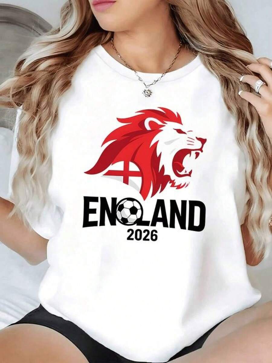 León rojo rugiente simbolizando fuerza pasión y orgullo deportivo junto a una bandera que evoca espíritu competitivo y una pelota marcando energía futbolística camiseta de mujer moderna casual cómoda para aficionados - Negro - Ver 1