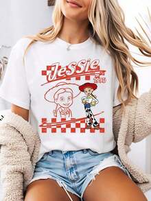 Camiseta casual estilo  para mujer con estampado de dibujos animados de Jessie de  en diseño de tablero de ajedrez de inspiración vintage. Esta camiseta de verano de cuello redondo está confeccionada con un tejido suave y cómodo 100% algodón, perfecta para el uso diario, actividades al aire libre o ir de compras. También es una opción ideal para ropa de vacaciones para mujeres. 100% algodón. Duradero. - Blanco - Ver 7