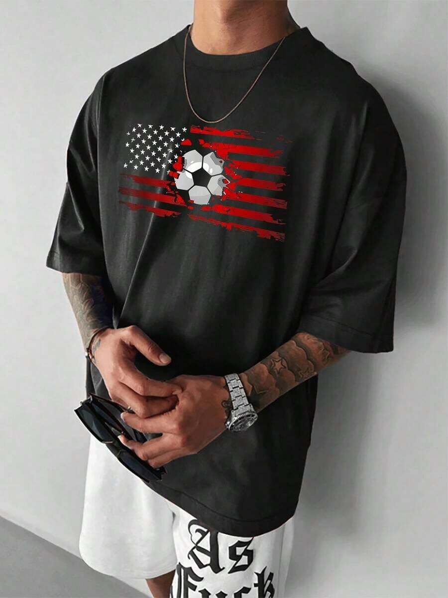 American Flag With A Soccer Ball, Representing Sportsmanship And National Pride, Perfect For Fans Who Love The Spirit Of The Game And Freedom. Men's Casual, Modern, And Comfortable T-Shirt. Ideal For Gifting. Women's T-Shirt. Elegant. Bohemian Style. Soft, Breathable, And Comfortable Garment, Perfect For Spring, Summer, And Fall; Ideal For Vacations, Travel, And Everyday Wear. Perfect For Watching A Game. - 黑色 - 查看 1