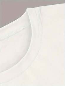 Camiseta branca com estampa exclusiva de 1975 - Edição Limitada - Tecido macio e elástico em poliéster e elastano, gola redonda, manga curta, lavável à máquina - Peça versátil para uso casual feminino. - Branco - Ver 3