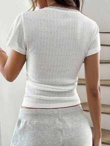Camiseta de manga corta con dobladillo de encaje para mujeres, nueva para el verano, ajuste delgado con 3 botones frontales y media manga - Blanco - Ver 2