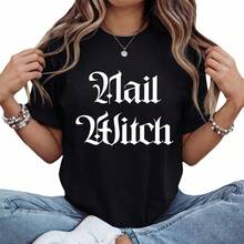 Una camiseta de manga corta diseñada específicamente para salones de uñas: duradera, cómoda y con un elegante diseño gráfico de "Bruja".Ideal para salones de belleza y entornos de spa, su suave tejido lo convierte en el regalo perfecto para cualquier técnico de uñas. - Negro - Ver 2
