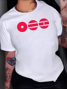 Tres círculos rojos que evocan equilibrio unión y fuerza interior sobre fondo claro creando una imagen moderna y simbólica camiseta de mujer con estampado llamativo y corte cómodo para uso diario - Blanco - Ver 8