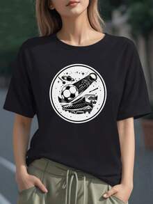 Balón de fútbol que atraviesa el universo entre planetas y estrellas junto a un zapato deportivo simbolizando la pasión cósmica por el deporte camiseta para mujer 100% algodón - Negro - Ver 1