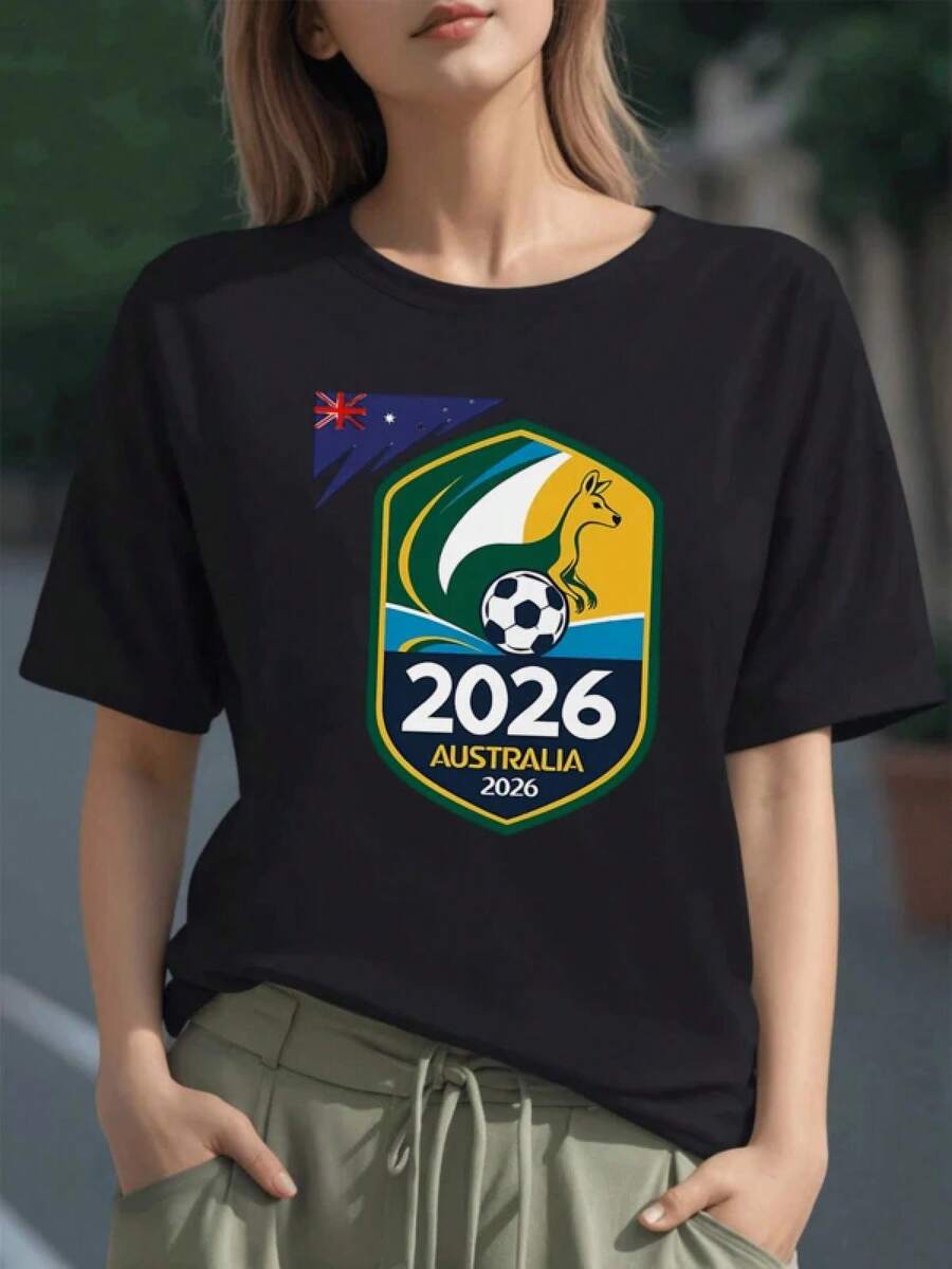 Canguro dorado sosteniendo un balón sobre fondo azul y verde simbolizando energía y espíritu deportivo hacia el futuro de Australia 2026 camiseta para mujer 100% algodón - Negro - Ver 1