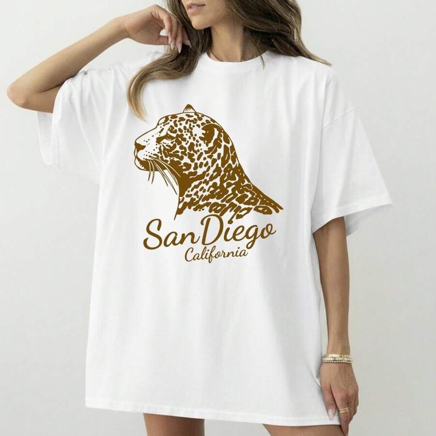 Camiseta con diseño de leopardo de San Diego| Caligrafía californiana, ilustración de animales - Blanco - Ver 1
