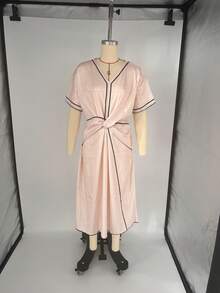 Vestido de mujer color albaricoque con detalles en contraste negro, escote en V, corte en la cintura con volantes, bolsillos laterales, tejido ligero ideal para verano, estilo casual elegante perfecto para vacaciones, playa y viajes, moda resort - Albaricoque - Ver 4