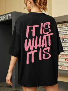 Camiseta Casual de Corte Holgado para Mujer con Estampado Gráfico "It Is What It Is", Transpirable y Cómoda, Manga Corta, Cuello Redondo, Impresión de Texto Rosa Intenso, Algodón Suave, Perfecta para Uso Diario y Estilo Urbano - Negro - Ver 1