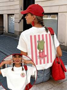 Lightweight, Soft & Fitted Short Sleeve T-Shirt, INS Pinterest Aesthetic With "Cute Frog In Pink Rain Boots" Striped Print, White Summer Top Casual - Blanco - Ver 1