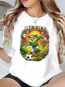 Figura vibrante de un jugador con espíritu mexicano rodeado de colores vivos con detalles de calaveras y bandera que simbolizan pasión y alegría en el fútbol camiseta de mujer cómoda casual moderna para fanáticas del deporte - Negro - Ver 6