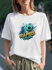 Balón verde envuelto en olas azules simbolizando fuerza y velocidad del fútbol con letras doradas Rapids Soccer inspirando energía deportiva camiseta para mujer 100% algodón - Negro - Ver 1