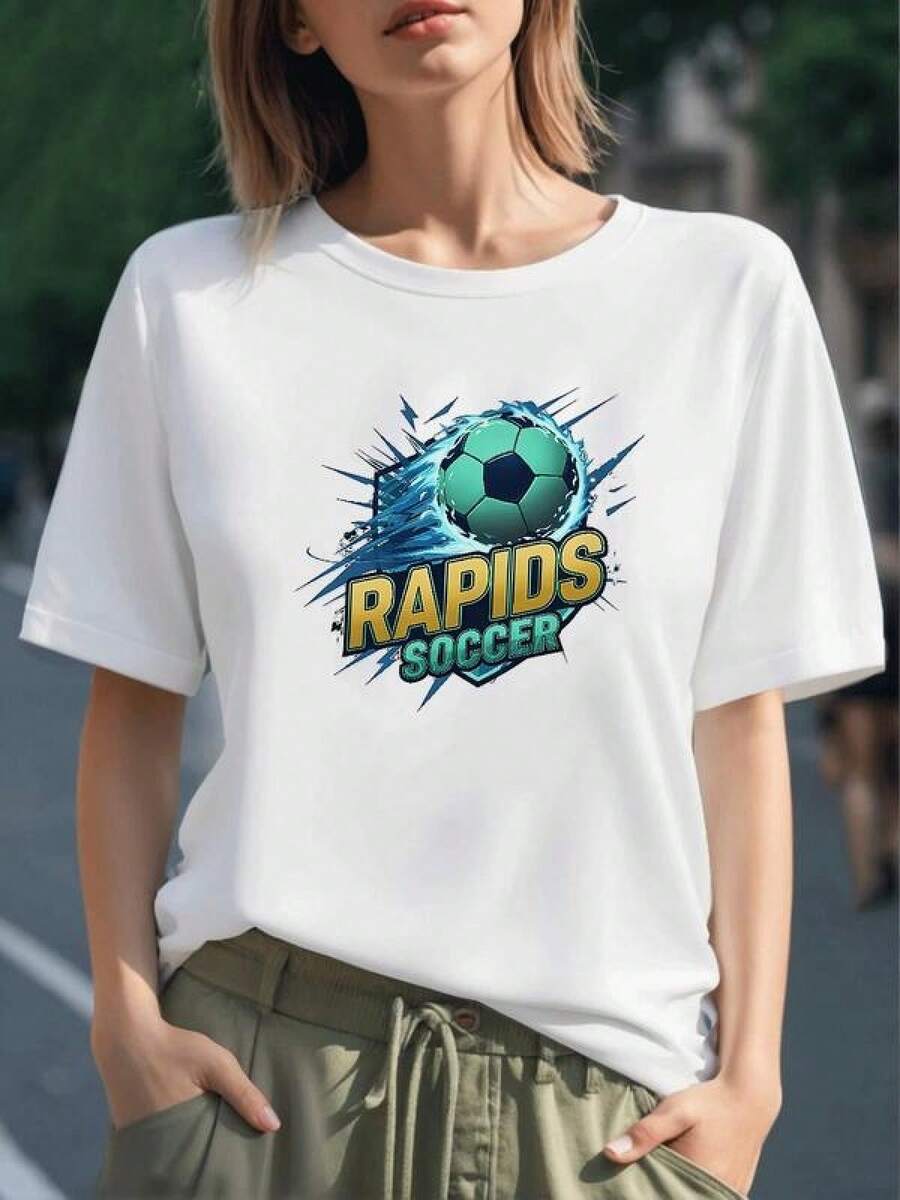 Balón verde envuelto en olas azules simbolizando fuerza y velocidad del fútbol con letras doradas Rapids Soccer inspirando energía deportiva camiseta para mujer 100% algodón - Negro - Ver 1