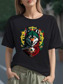 Lobo con mirada feroz en tonos verdes y rojos simbolizando fuerza y pasión por el fútbol frente a escudo  con balón camiseta para mujer 100% algodón - Negro - Ver 6