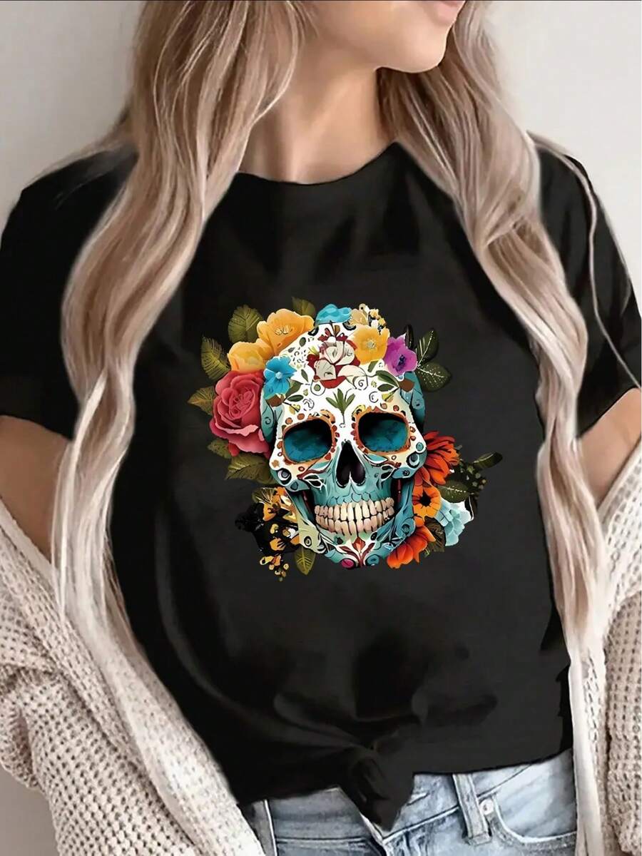 Camiseta negra de manga corta, ligera y resistente, con un vibrante estampado de calaveras florales, es perfecta para salidas informales en casa, en cafeterías o durante actividades al aire libre, y es una opción ideal para las celebraciones del Día de los Muertos. - Negro - Ver 1
