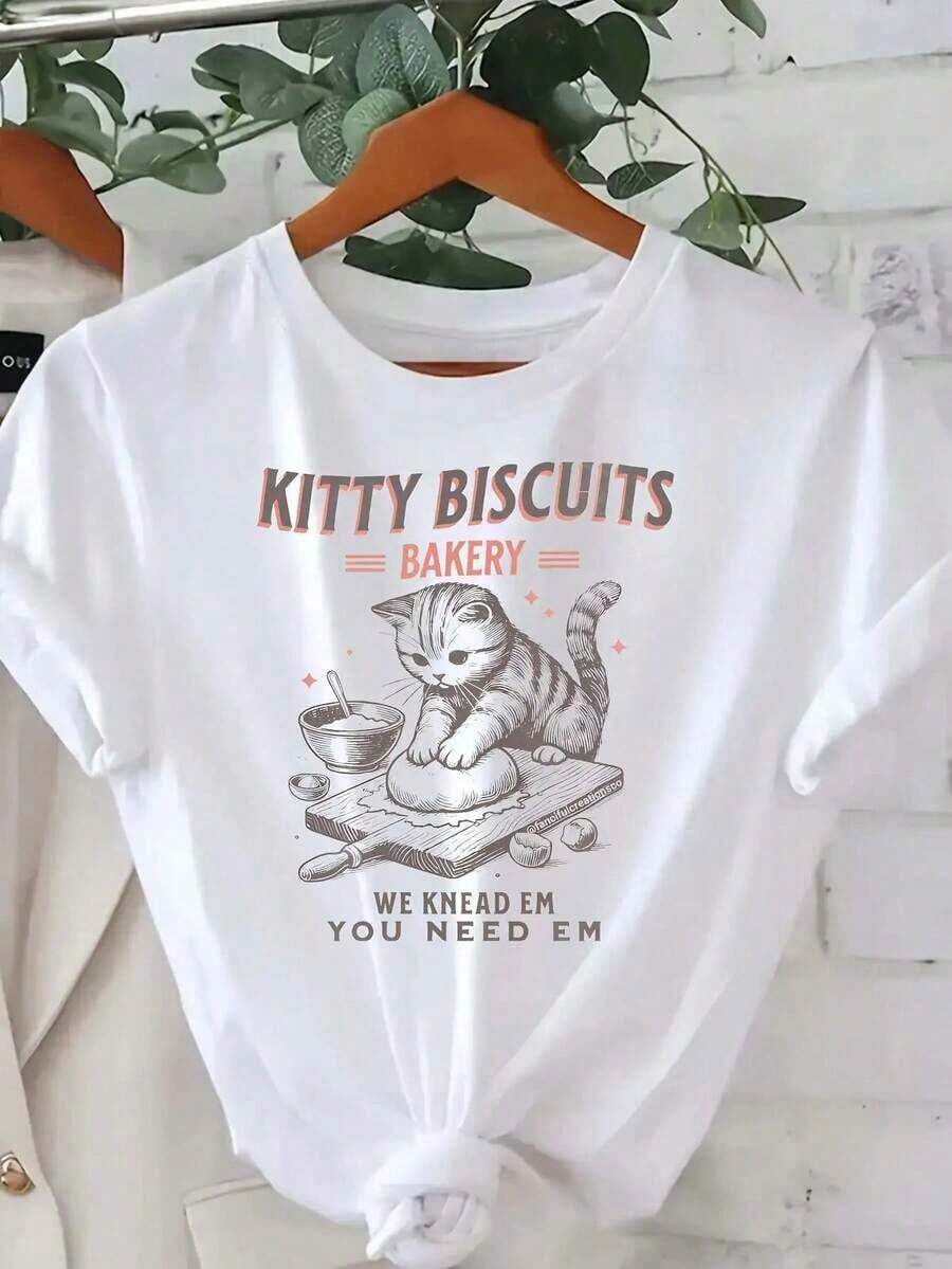 New Arrivals For Summer. Women's "Black Cat" Bakery Print T-Shirt - Short Sleeves, Crew Neck, Casual Style, Featuring The Slogans "Kitty Biscuits Bakery" And "You Need Us To Knead Them," Pink Lettering, And Geometric Star Patterns. Machine Washable, Suitable For Spring And Summer. Cat-Themed T-Shirt With A Weekend Vibe, Fun Phrases, Comfortable Fit, Lightweight Print T-Shirt, Adult Size. Blouse, Shirt > Beautiful. - 白色 - 查看 1