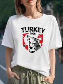Lobo que simboliza fuerza y orgullo nacional bajo la luna con una estrella y un balón representando pasión por el fútbol camiseta para mujer 100% algodón cómoda y moderna - Negro - Ver 6
