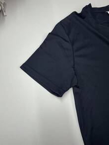 Camiseta unisex, lavable a máquina, con temática vintage de "madre de futbolista", que presenta una fuente clásica en rosa desgastado y elementos de fútbol en forma de corazón, creando un ambiente nostálgico. Ya sea combinada con jeans vintage o pantalones cargo deportivos, puede crear un estilo deportivo dulce y moderno, convirtiéndola en un regalo de moda para las madres de futbolistas. - Negro - Ver 3