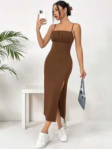 Vestido camisero elegante de mujer con tirantes finos, espalda descubierta, pliegues y abertura alta en la falda - Café integral - Ver 5