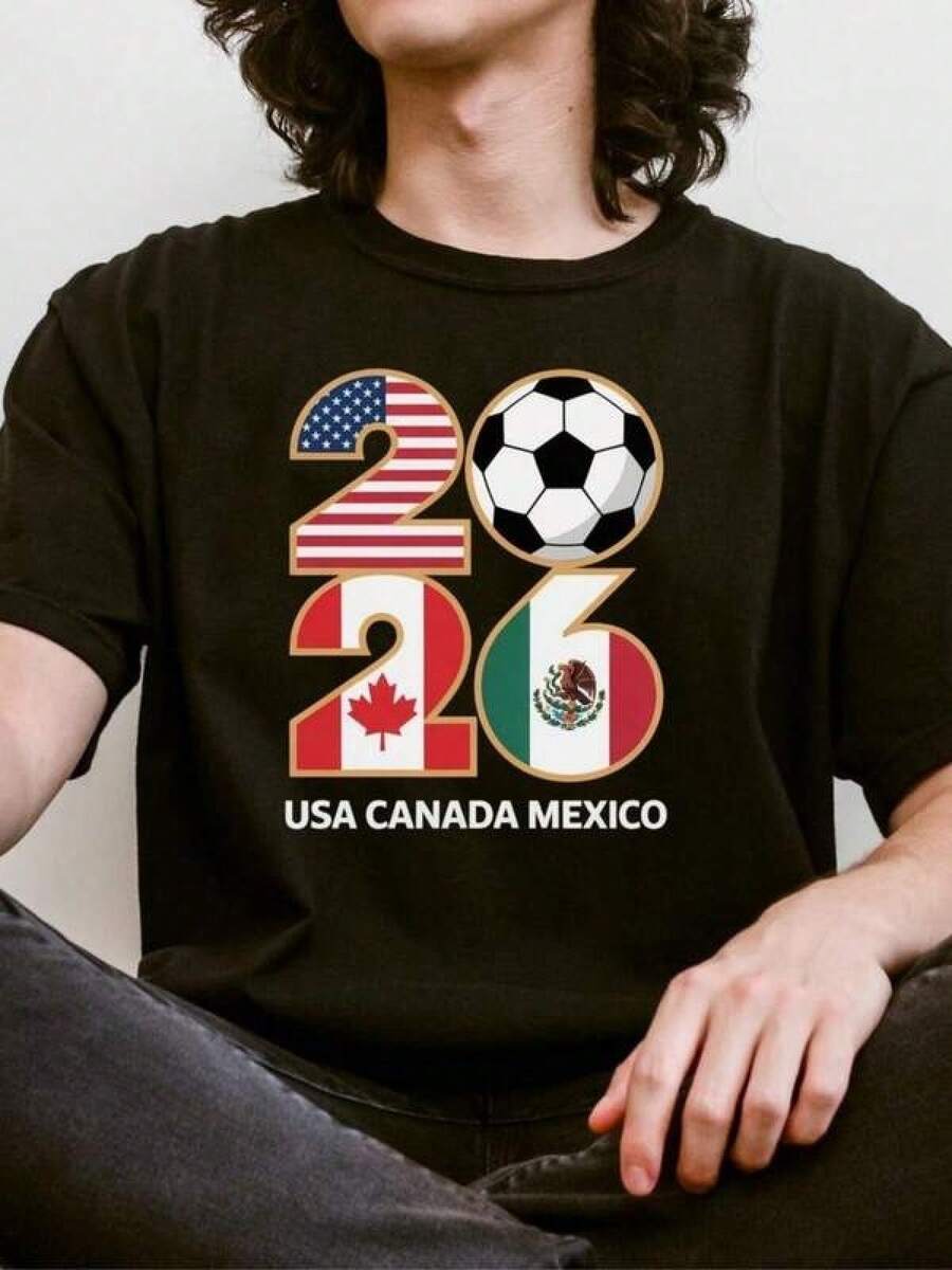 Camiseta unisex, camiseta de la Copa Mundial 2026 con gráfico de fútbol de EE. UU. , Canadá y México, ropa de mujer, blusas casuales para mujer, camisas para mujer, blusas para mujer, camisetas. Tela ligera y transpirable, estilo bonito, atuendo de verano, moderno y fresco, para la escuela y el día a día. - Negro - Ver 1