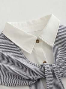 Camisa elegante de mujer de tela tejida blanca, con cuello de pañuelo de seda a rayas, cierre con botones, mangas largas con puños, diseño de hombros caídos, bajo regular. - Blanco - Ver 3