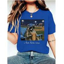 Funny Baseball Tee With Raccoon Design, Here Now Tee, Here Now Tee, Baseball Lover Tee, Funny Baseball Field Graphic Tee, Baseball Fan Gift, Game Day Tee, 4th Of July Apparel For Women, World Cup Game Day Tee, Soft And Lightweight Tee, Easy To Match With All Outfits. Women's 100% Cotton Graphic Tee, Y2K Style, Crew Neck, Loose Fit. - 藍色 - 查看 1