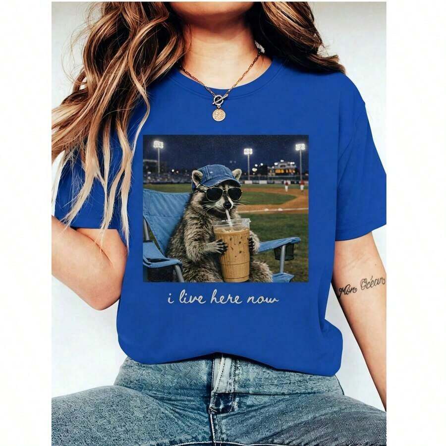 Funny Baseball Tee With Raccoon Design, Here Now Tee, Here Now Tee, Baseball Lover Tee, Funny Baseball Field Graphic Tee, Baseball Fan Gift, Game Day Tee, 4th Of July Apparel For Women, World Cup Game Day Tee, Soft And Lightweight Tee, Easy To Match With All Outfits. Women's 100% Cotton Graphic Tee, Y2K Style, Crew Neck, Loose Fit. - 藍色 - 查看 1
