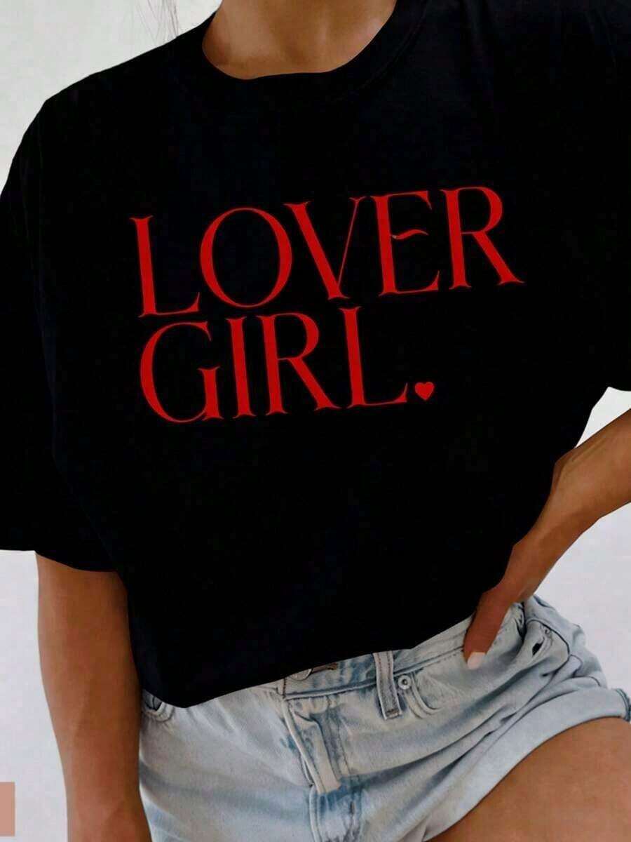 Soft, Breathable, And Lightweight For All-Day Comfort. 1 High-Quality Plus-Size T-Shirt, 1 Lover Girl Graphic Print T-Shirt With Slogan, 100% Cotton, Crew Neck, Casual Style For Women, Streetwear. Classic Crew Neck With A Relaxed Fit That Flatters All Body Shapes And Is Easy To Pair With Jeans, Shorts, And Leggings. - 黑色 - 查看 1