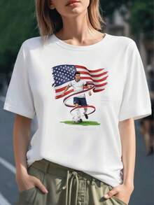Jugador de fútbol en acción con la bandera de Estados Unidos y espíritu patriótico del Mundial 2026 que evoca energía y pasión deportiva camiseta para mujer 100% algodón - Negro - Ver 6