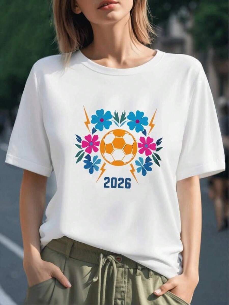 Balón dorado rodeado de flores brillantes y rayos que simbolizan la energía del fútbol femenino y la pasión por el Mundial 2026 camiseta para mujer 100% algodón - Negro - Ver 1